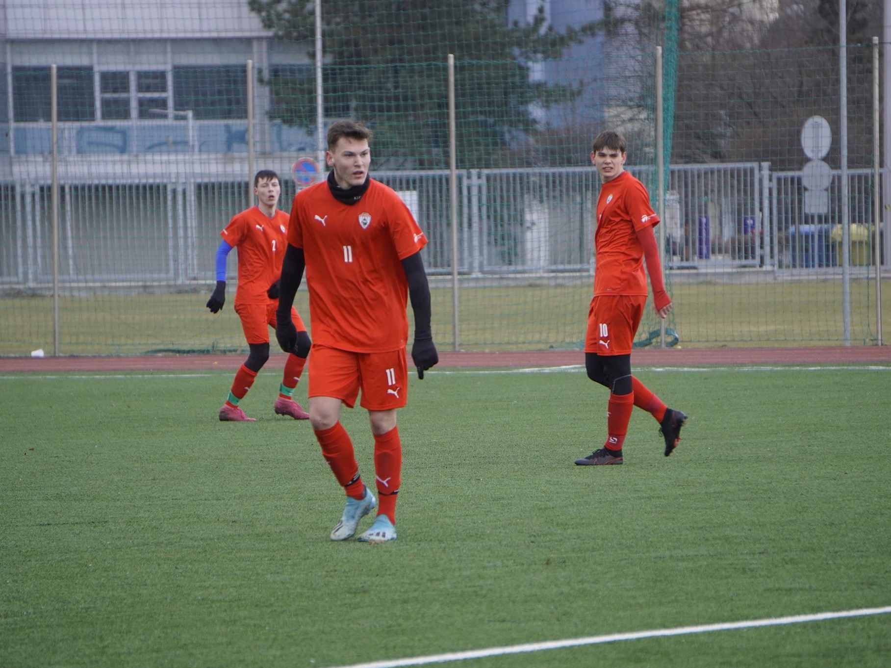 DOROSTENCI SE UTKALI S RÝMAŘOVEM